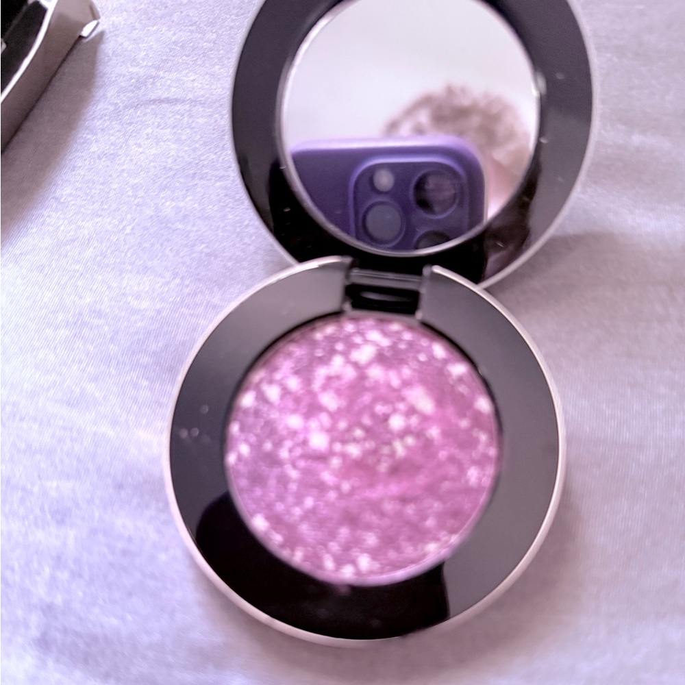 Make multi chromatic Eyeshadow